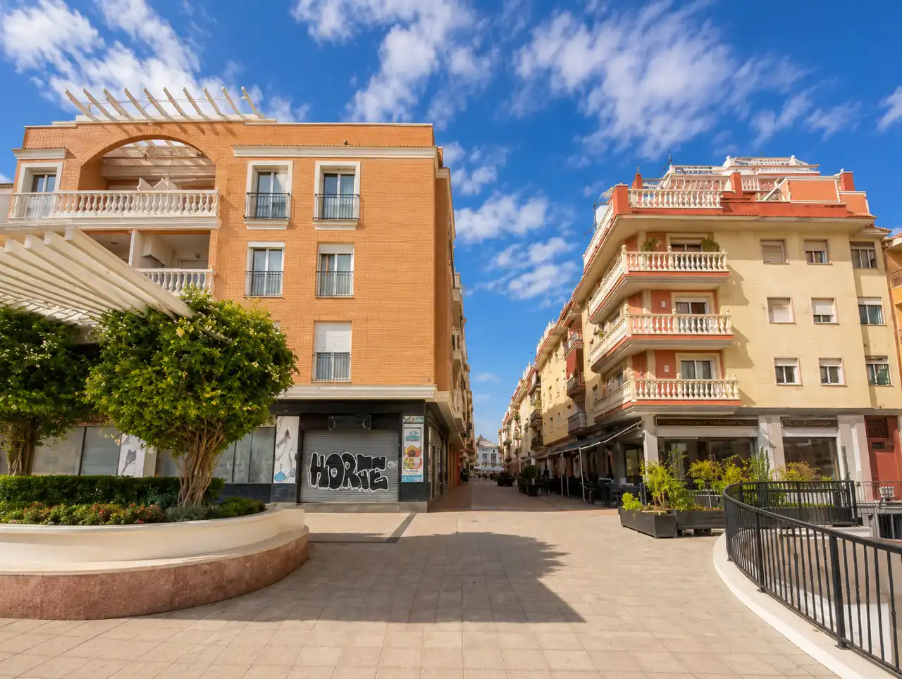 Außenansicht von Wohnung zum Verkauf in Marbella mit Klimaanlage, Heizung und Terrasse