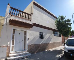 Vista exterior de Casa adosada en venda en La Puebla del Río amb Aire condicionat, Terrassa i Balcó