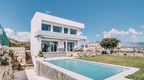 Oportunidad de comprar una espectacular villa en una exclusiva urbanización muy cerquita del mar.