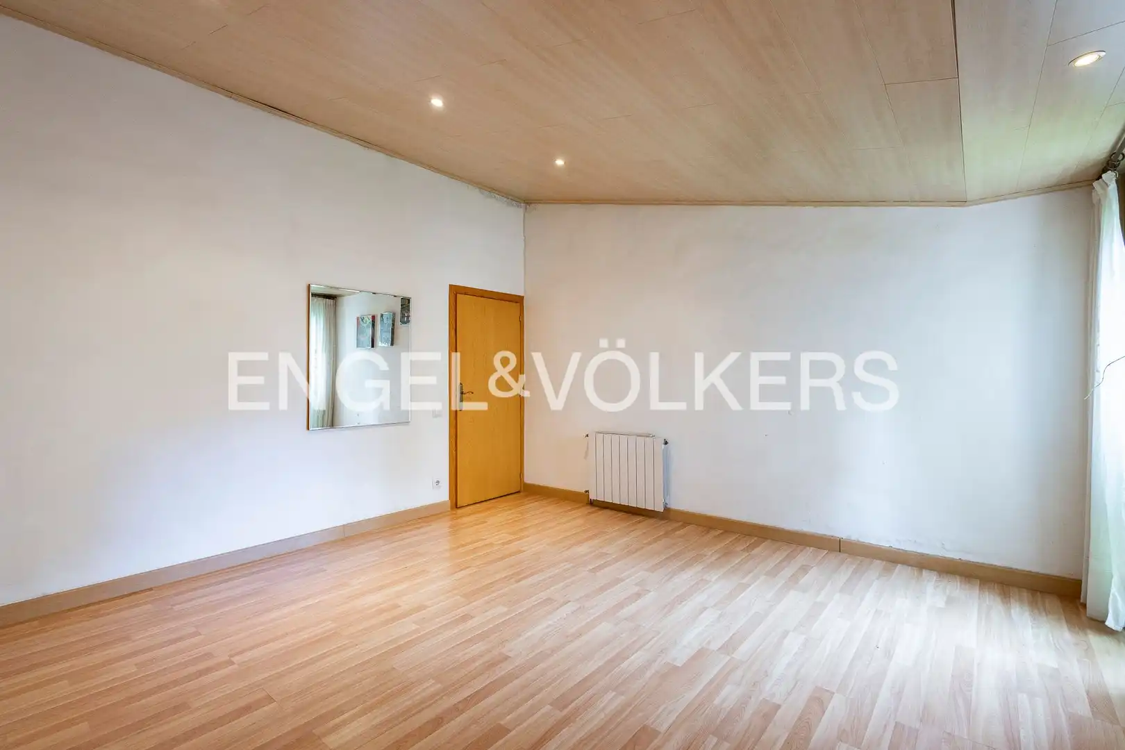Wohnzimmer von Einfamilien-Reihenhaus zum Verkauf in Barcelona mit Klimaanlage, Heizung und Privatgarten