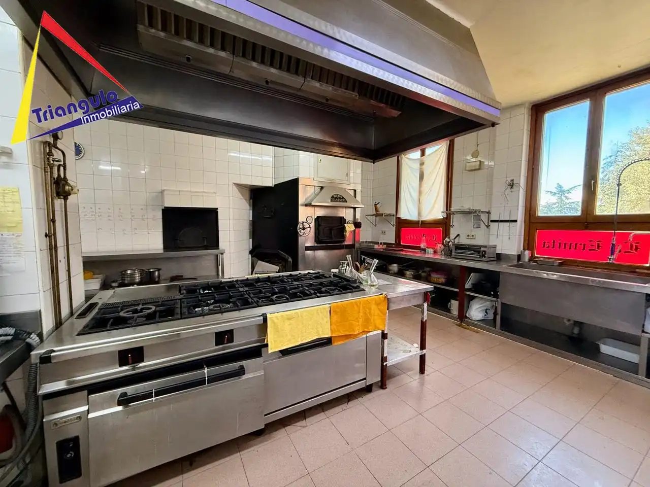 Cuina de Casa o xalet en venda en Trescasas amb Aire condicionat, Terrassa i Moblat