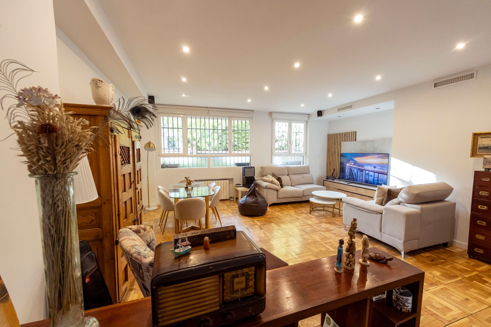 Living room of Flat for sale in  Madrid Capital  with Air Conditioner, Heating and Parquet flooring