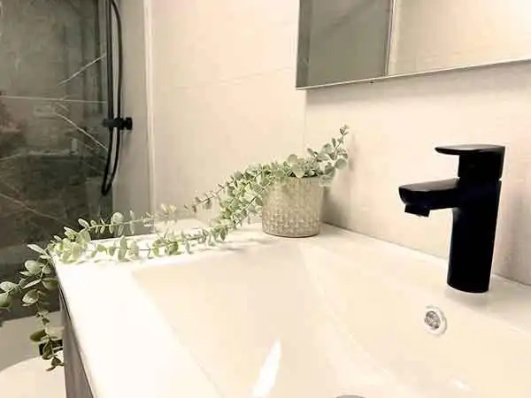 Badezimmer von Erdgeschoss zum Verkauf in Vélez-Málaga mit Klimaanlage, Privatgarten und Terrasse