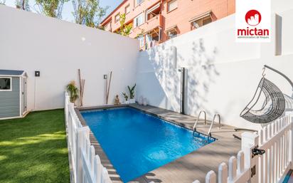 Piscina de Planta baixa en venda en Sant Just Desvern amb Calefacció, Jardí privat i Terrassa