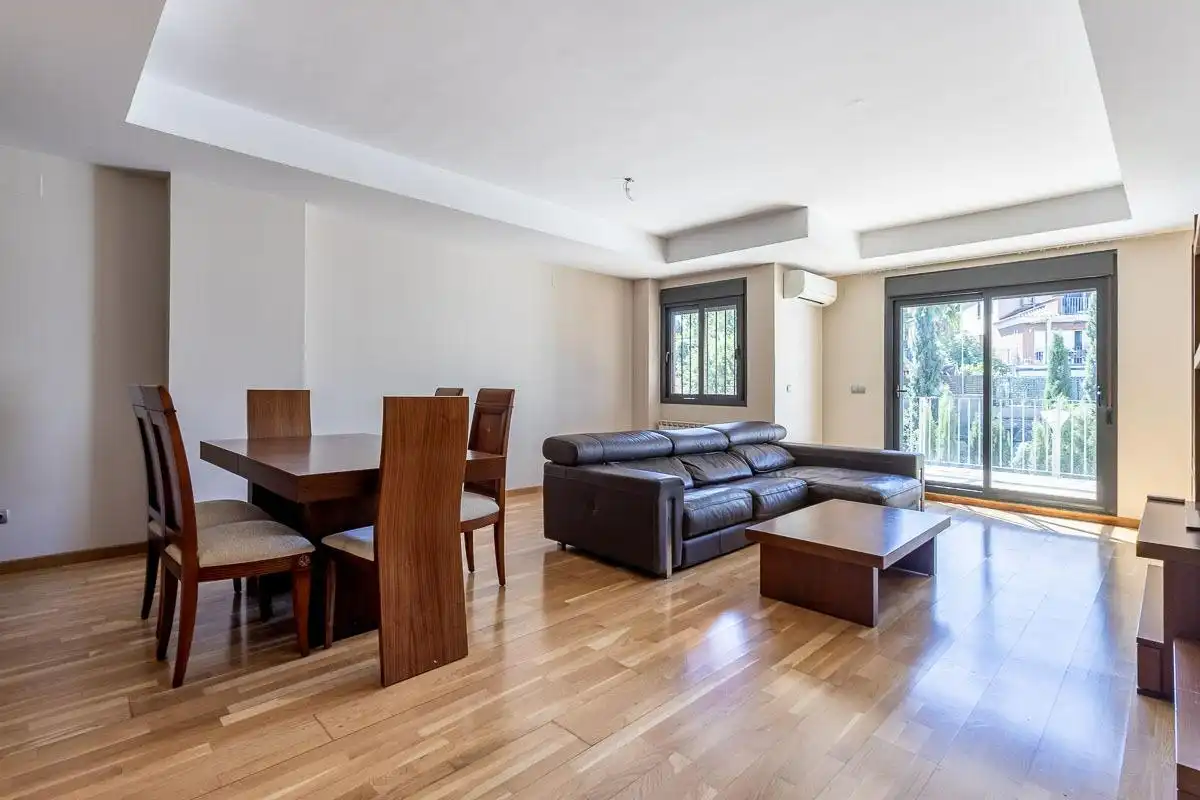 Sala d'estar de Casa adosada en venda en Albolote amb Aire condicionat, Calefacció i Jardí privat