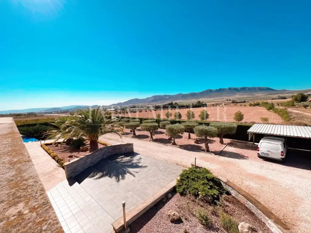 Vista exterior de Casa o xalet en venda en Yecla amb Aire condicionat, Calefacció i Jardí privat