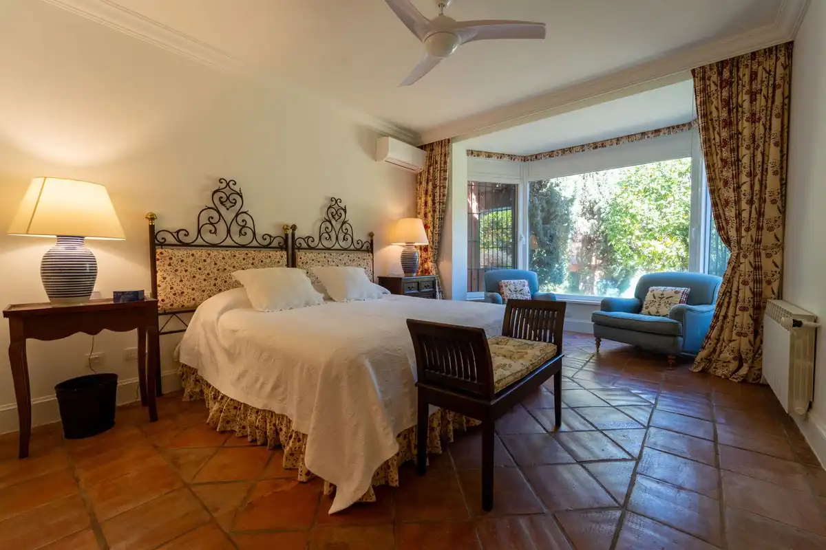 Habitación de Apartamento de alquiler en Benahavís con Aire acondicionado, Jardín privado y Terraza