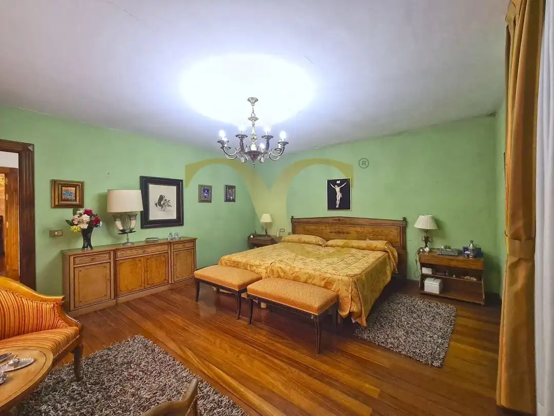 Dormitori de Casa o xalet en venda en Oviedo  amb Calefacció, Jardí privat i Terrassa