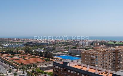 Vista exterior de Àtic en venda en  Valencia Capital amb Aire condicionat, Terrassa i Piscina