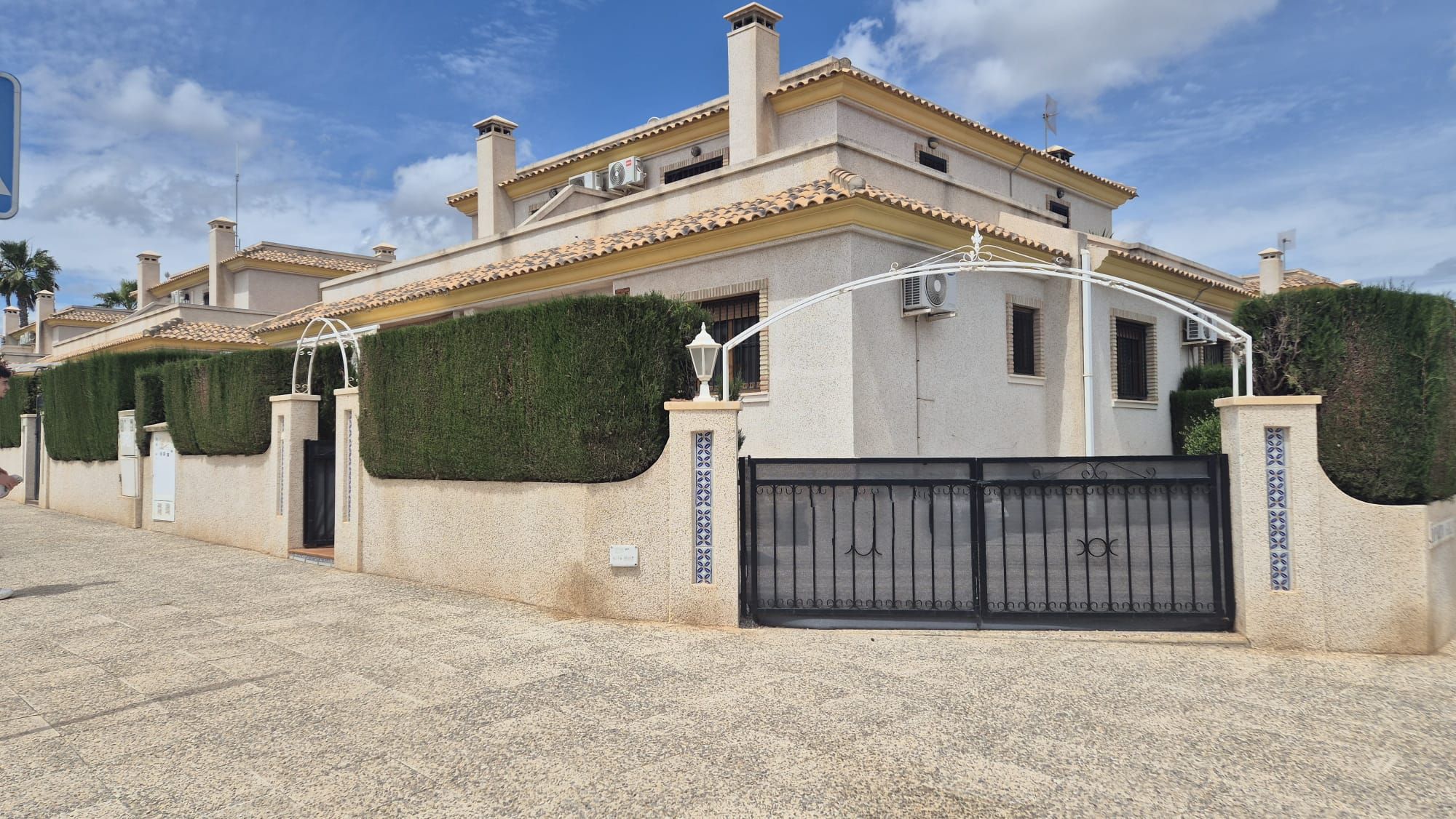 Vista exterior de Casa adosada en venda en Orihuela amb Aire condicionat, Jardí privat i Piscina