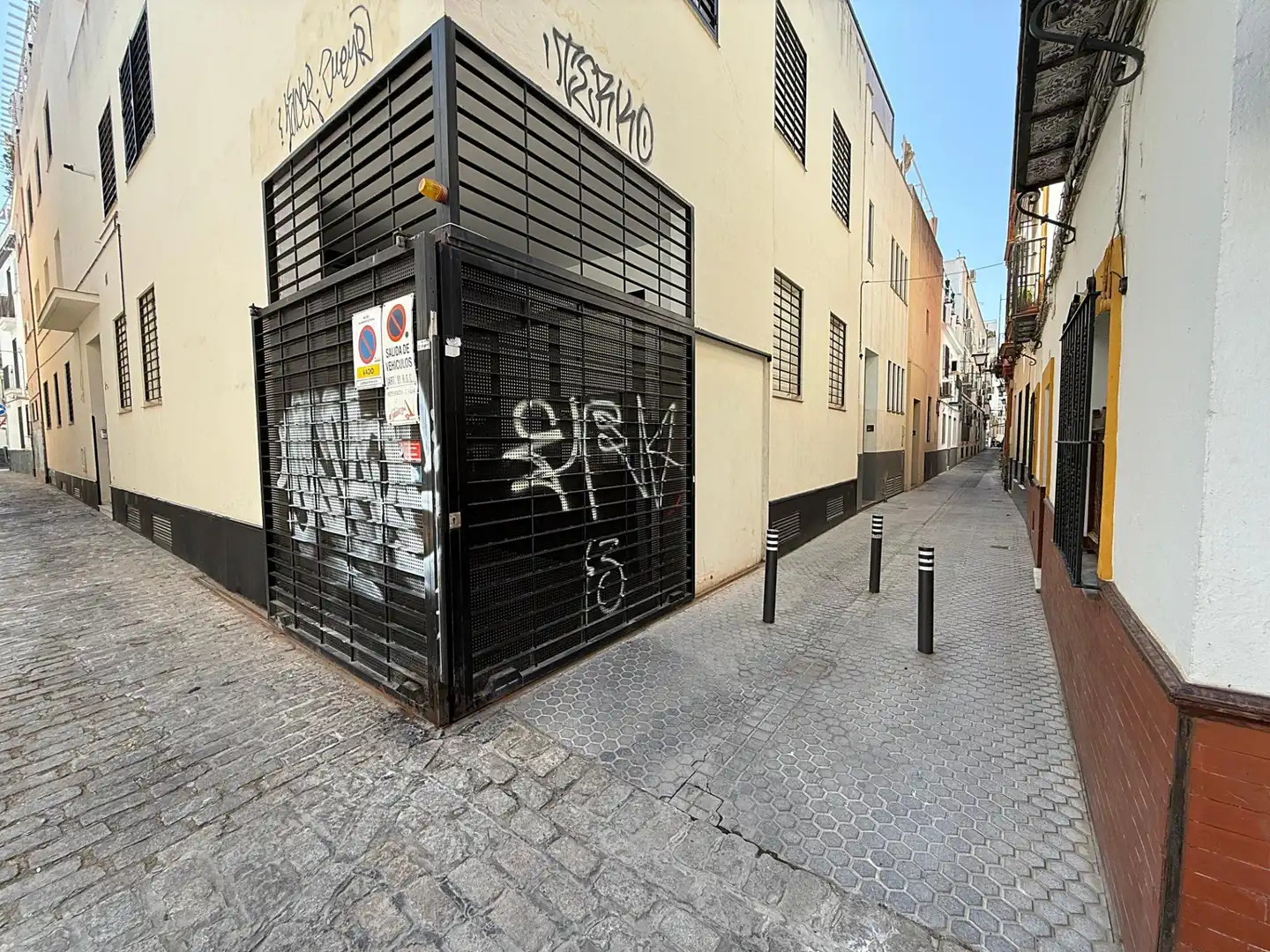 Vista exterior de Garatge en venda en Sevilla
