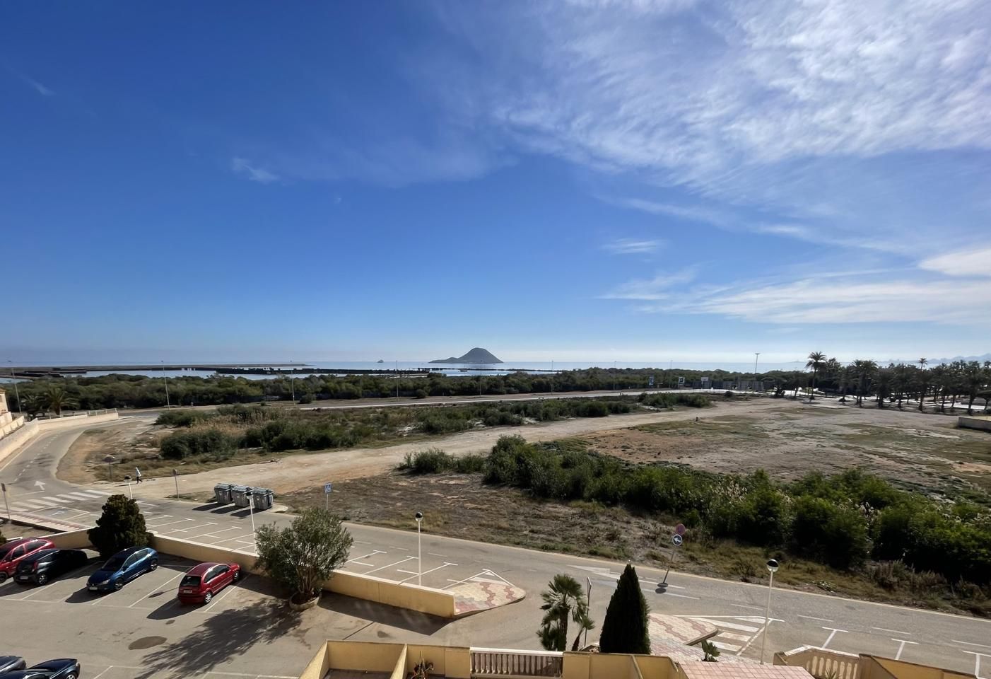 Vista exterior de Apartament en venda en La Manga del Mar Menor amb Aire condicionat, Calefacció i Jardí privat