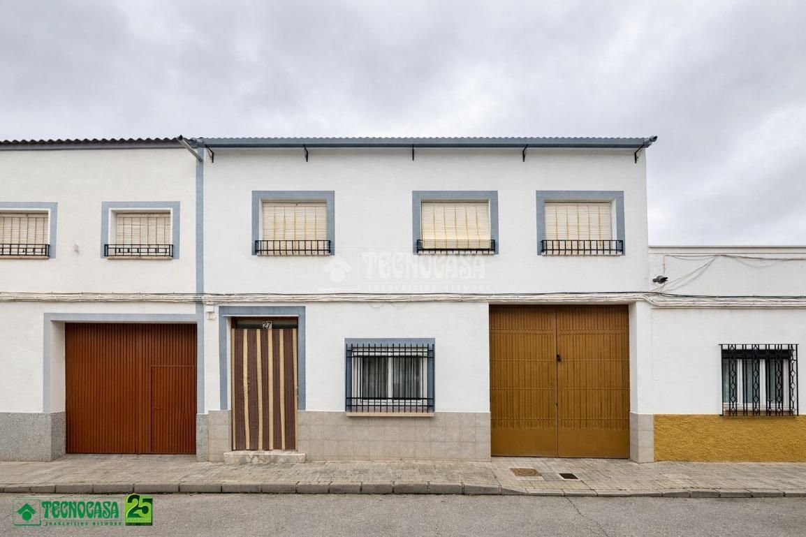 Außenansicht von Einfamilien-Reihenhaus zum Verkauf in Membrilla