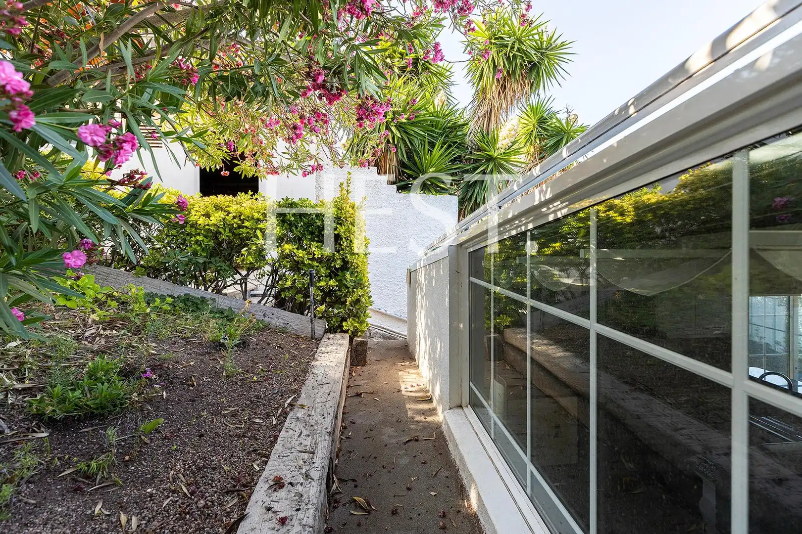 Vista exterior de Casa o chalet en venta en Castelldefels con Calefacción, Jardín privado y Parquet