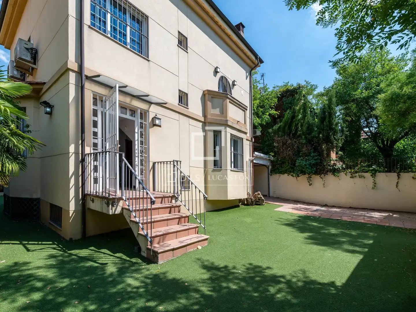 Vista exterior de Casa o xalet en venda en Madrid amb Aire condicionat, Calefacció i Jardí privat