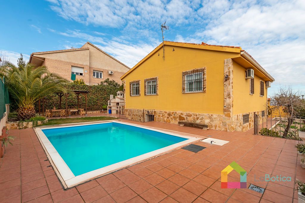 Piscina de Casa o xalet en venda en Cobisa amb Aire condicionat, Calefacció i Jardí privat