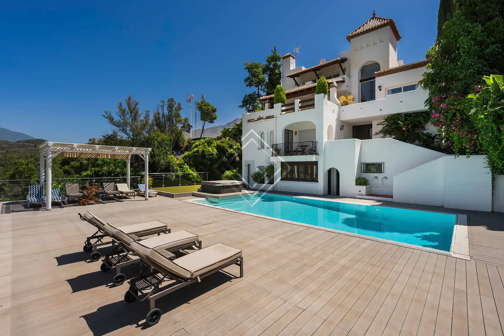 Vista exterior de Casa o xalet en venda en Marbella amb Aire condicionat, Calefacció i Jardí privat