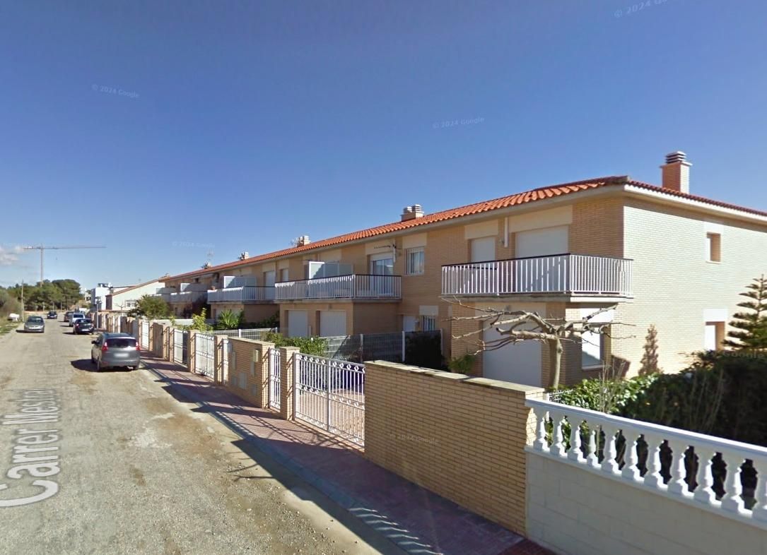 Vista exterior de Casa adosada en venda en Alcanar amb Jardí privat, Terrassa i Balcó