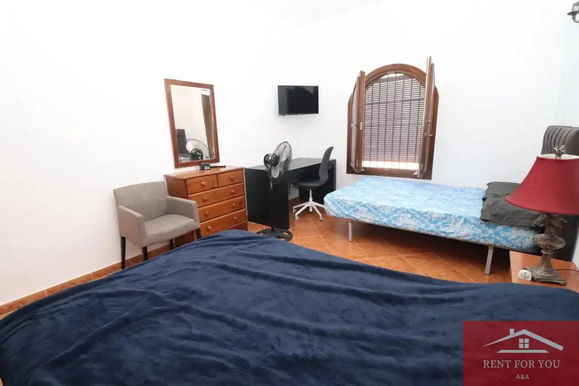 Dormitori de Casa o xalet de lloguer en Alozaina amb Aire condicionat, Jardí privat i Piscina
