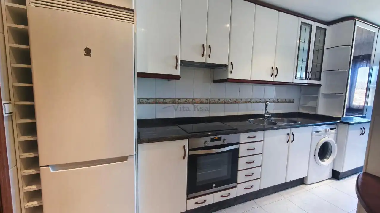 Cocina de Dúplex de alquiler en Barbadás con Calefacción, Parquet y Amueblado
