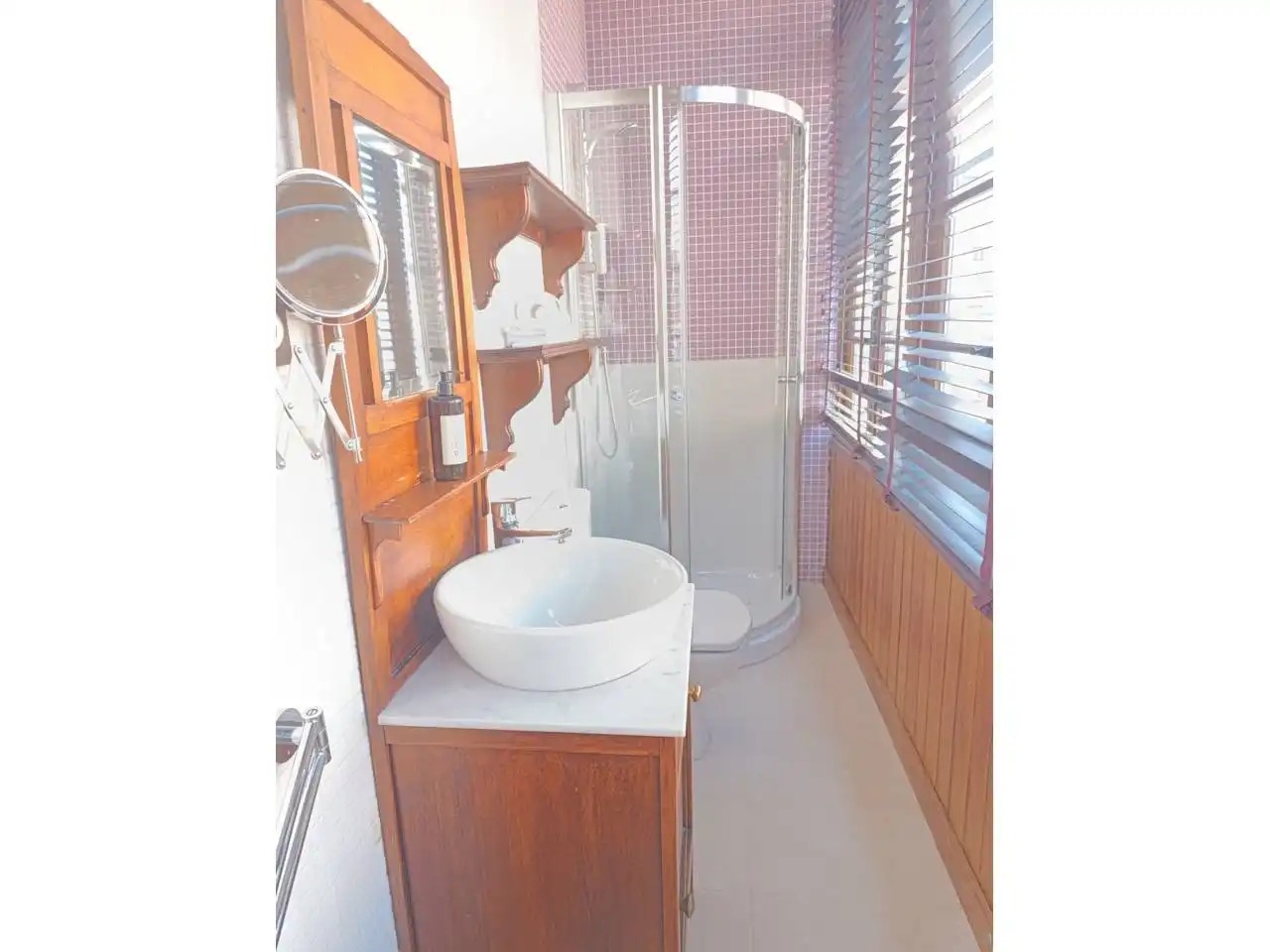 Badezimmer von Einfamilien-Reihenhaus zum Verkauf in Lena mit Heizung, Terrasse und Möbliert