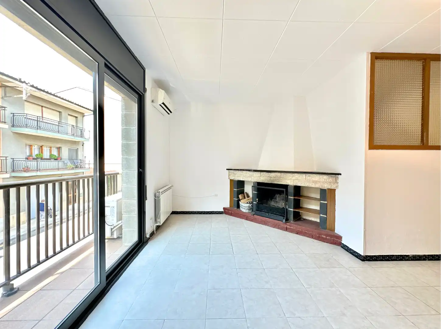 Sala de estar de Casa adosada en venta en Manlleu con Aire acondicionado, Jardín privado y Terraza
