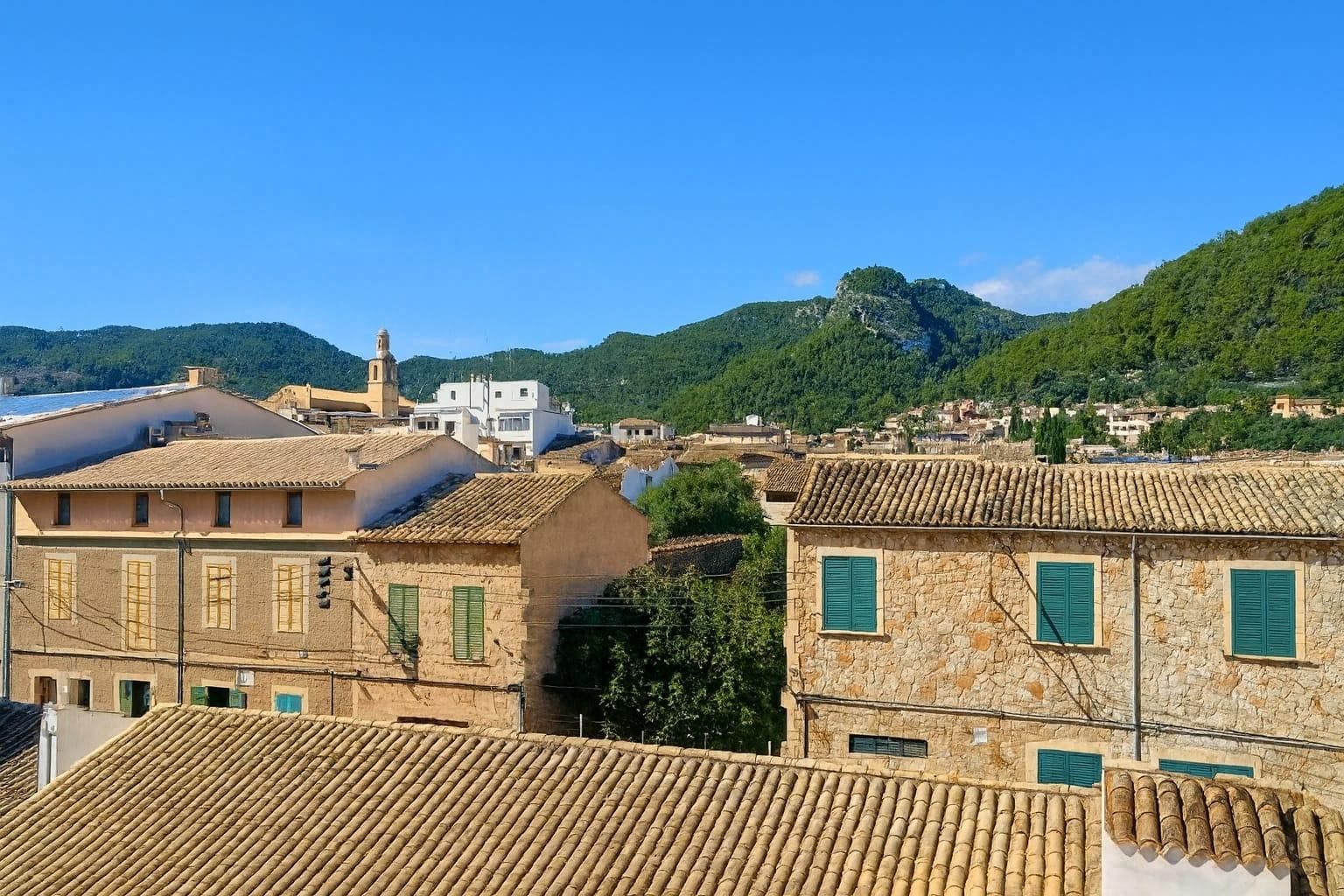 Außenansicht von Wohnung zum verkauf in Alaró mit Balkon und Gemeinschaftspool