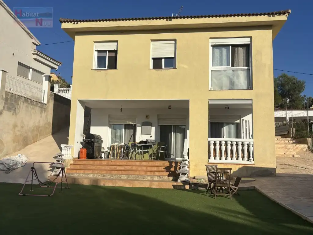 Vista exterior de Casa o xalet en venda en La Bisbal del Penedès amb Forn i Rentadora