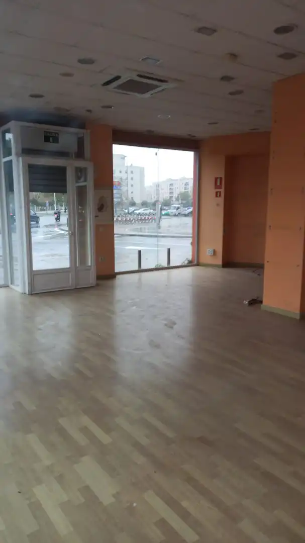 Local de alquiler en Sevilla con Aire acondicionado, Parquet y Alarma