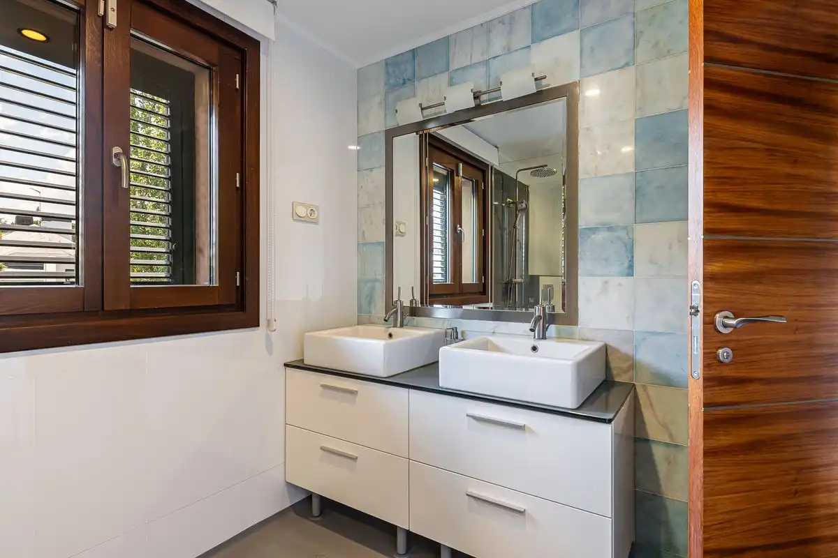 Badezimmer von Einfamilien-Reihenhaus zum Verkauf in Boadilla del Monte mit Klimaanlage, Heizung und Privatgarten