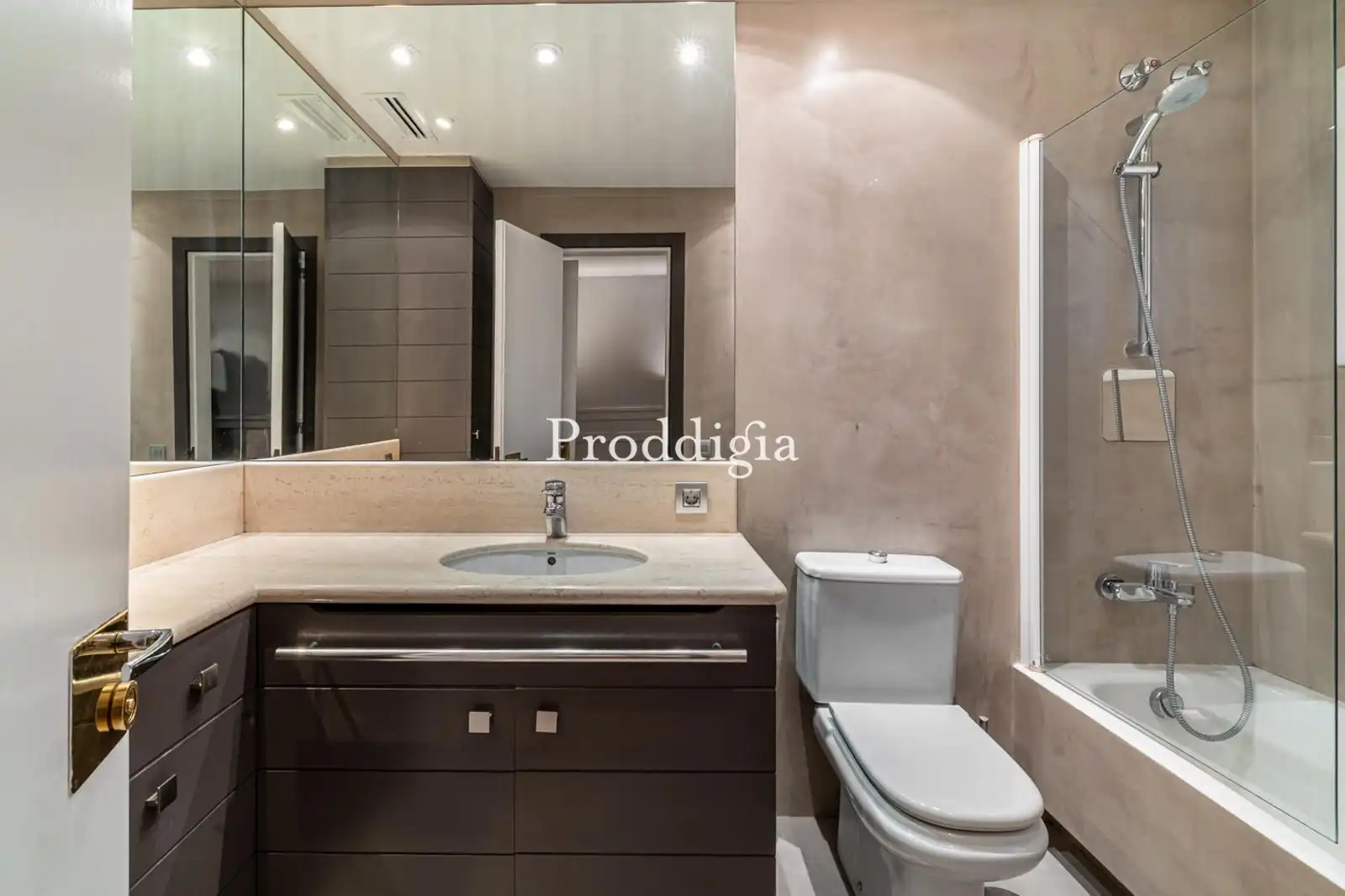 Bathroom of Flat for rent in Barcelona  with Air Conditioner, Heating and Terrace