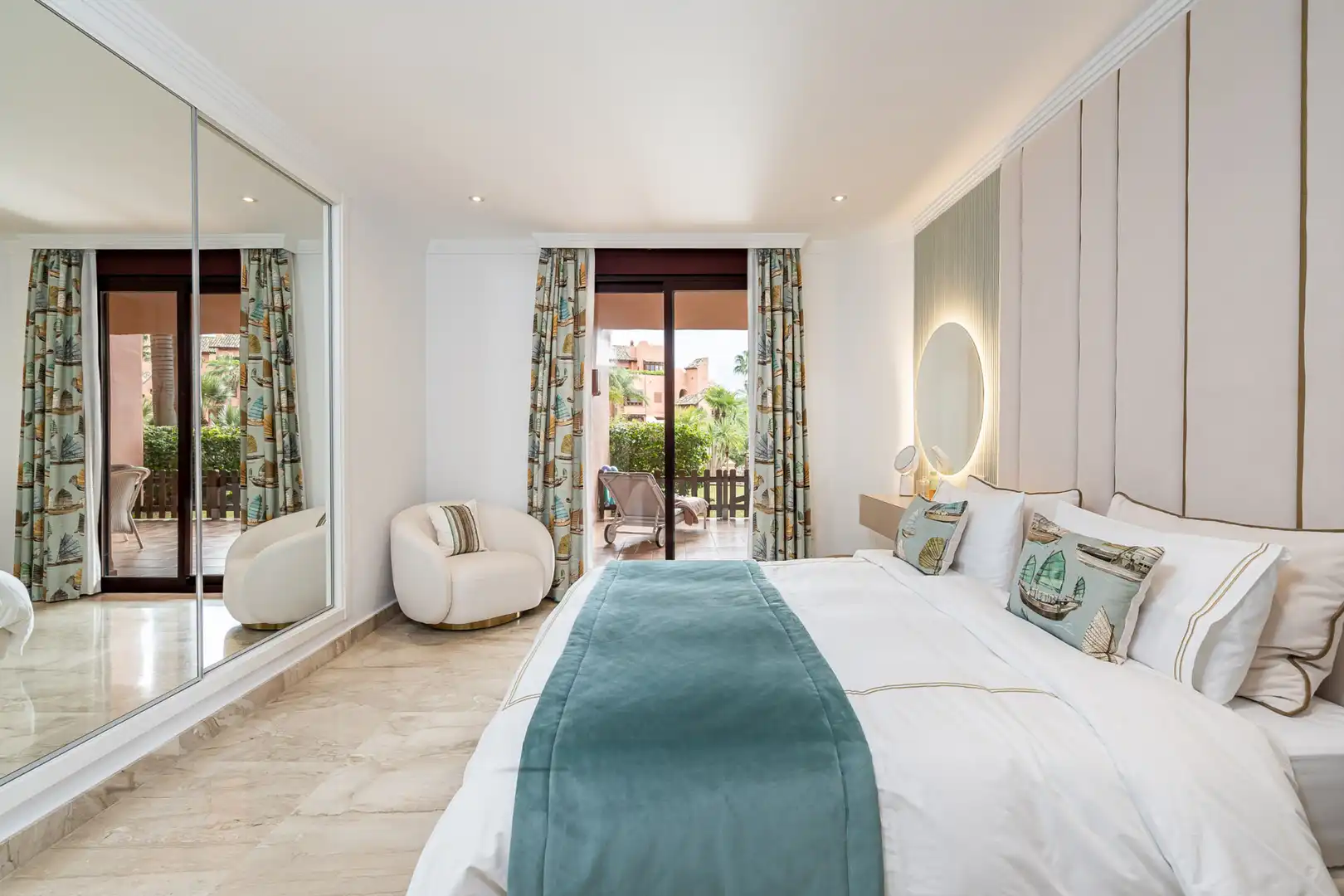 Habitación de Planta baja en venta en Estepona con Aire acondicionado, Terraza y Piscina