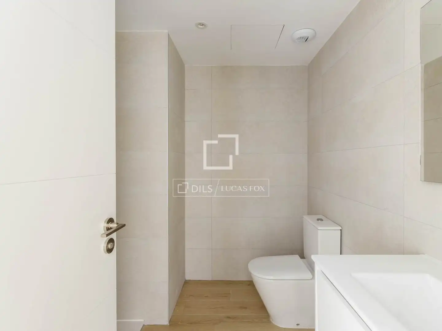 Bathroom of Flat for rent in Madrid  with Air Conditioner, Heating and Parquet flooring