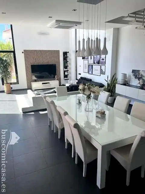 Menjador de Casa o xalet en venda en Linares amb Jardí privat, Terrassa i Piscina