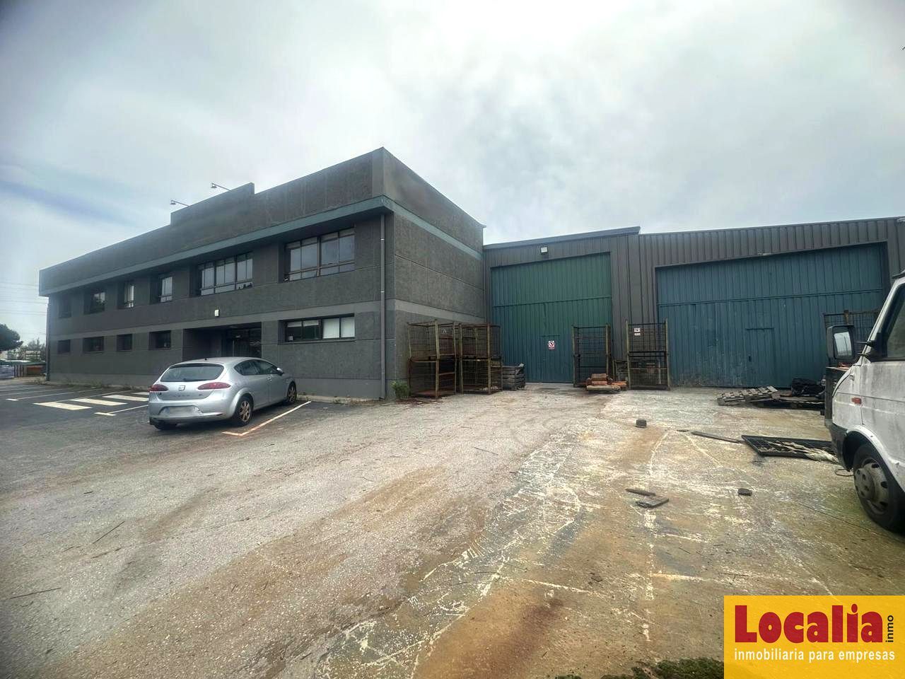Vista exterior de Nave industrial en venta en El Astillero  