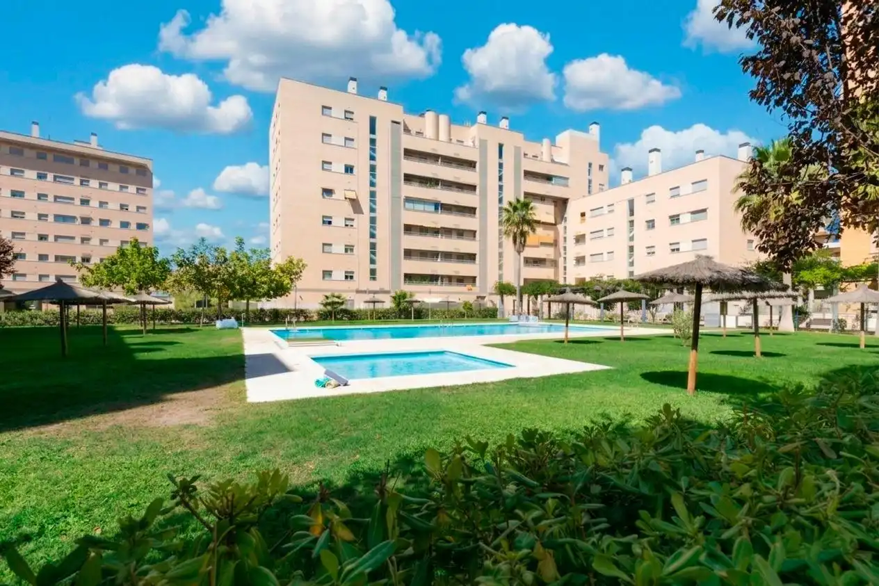 Außenansicht von Wohnung zur Miete in Granada mit Klimaanlage, Heizung und Terrasse