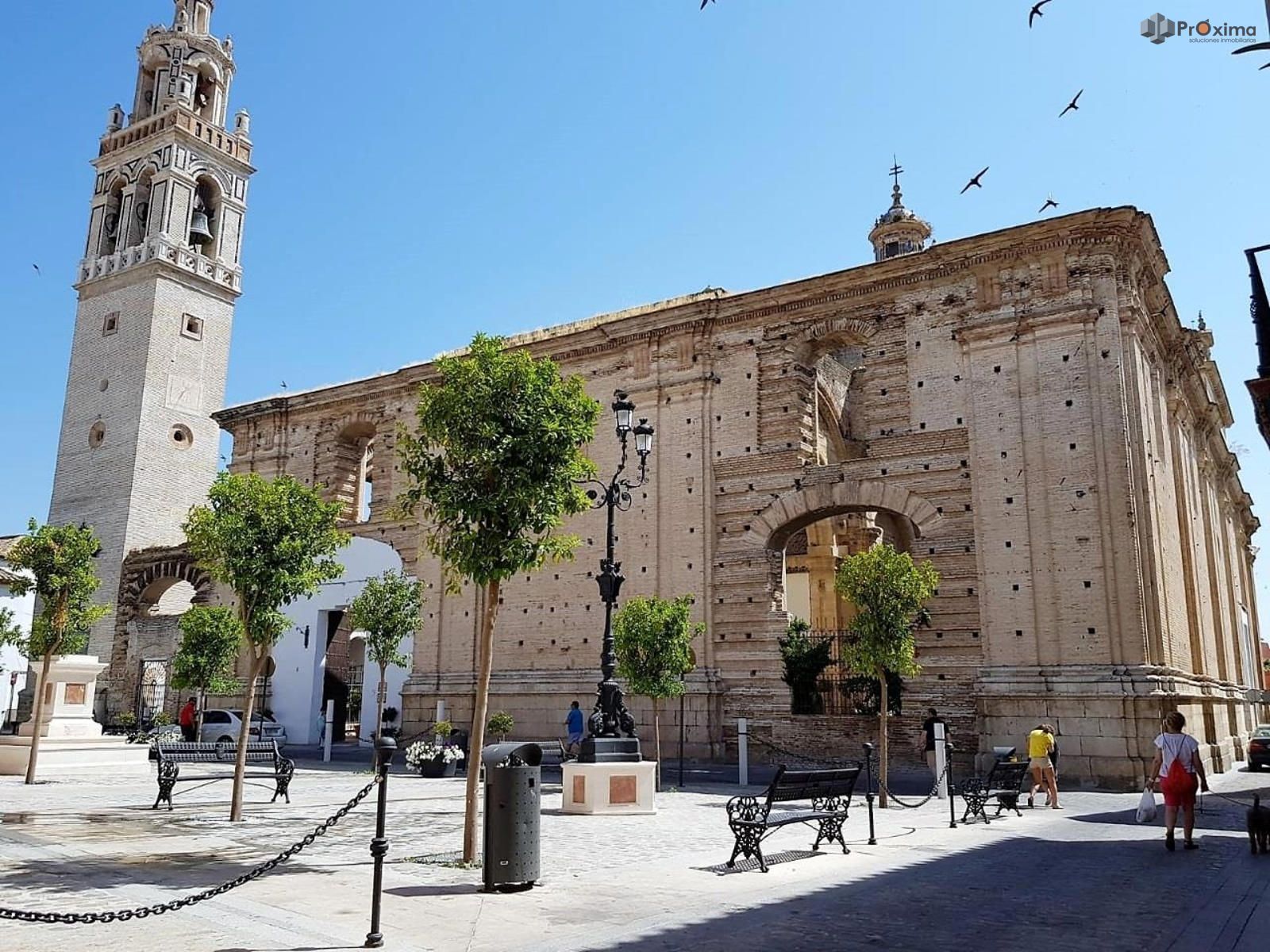 Vista exterior de Casa adosada en venda en Écija amb Aire condicionat, Terrassa i Moblat
