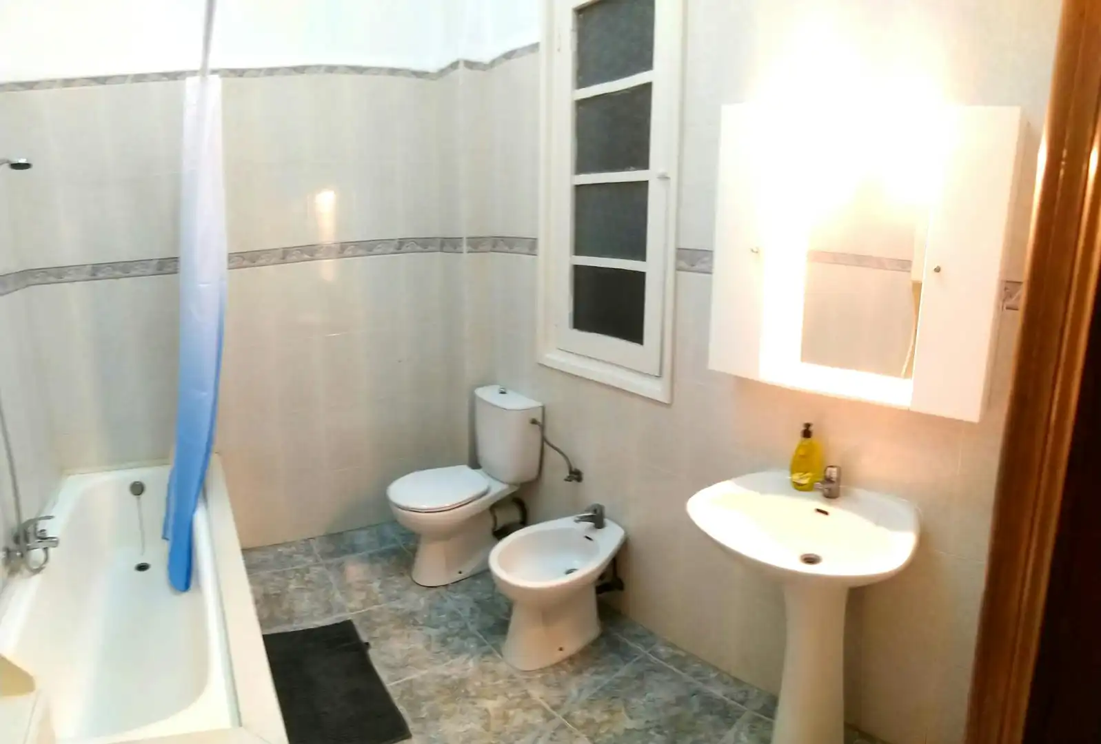 Badezimmer von Wohnung zur untervermieten in Valencia mit Heizung und Waschmaschine