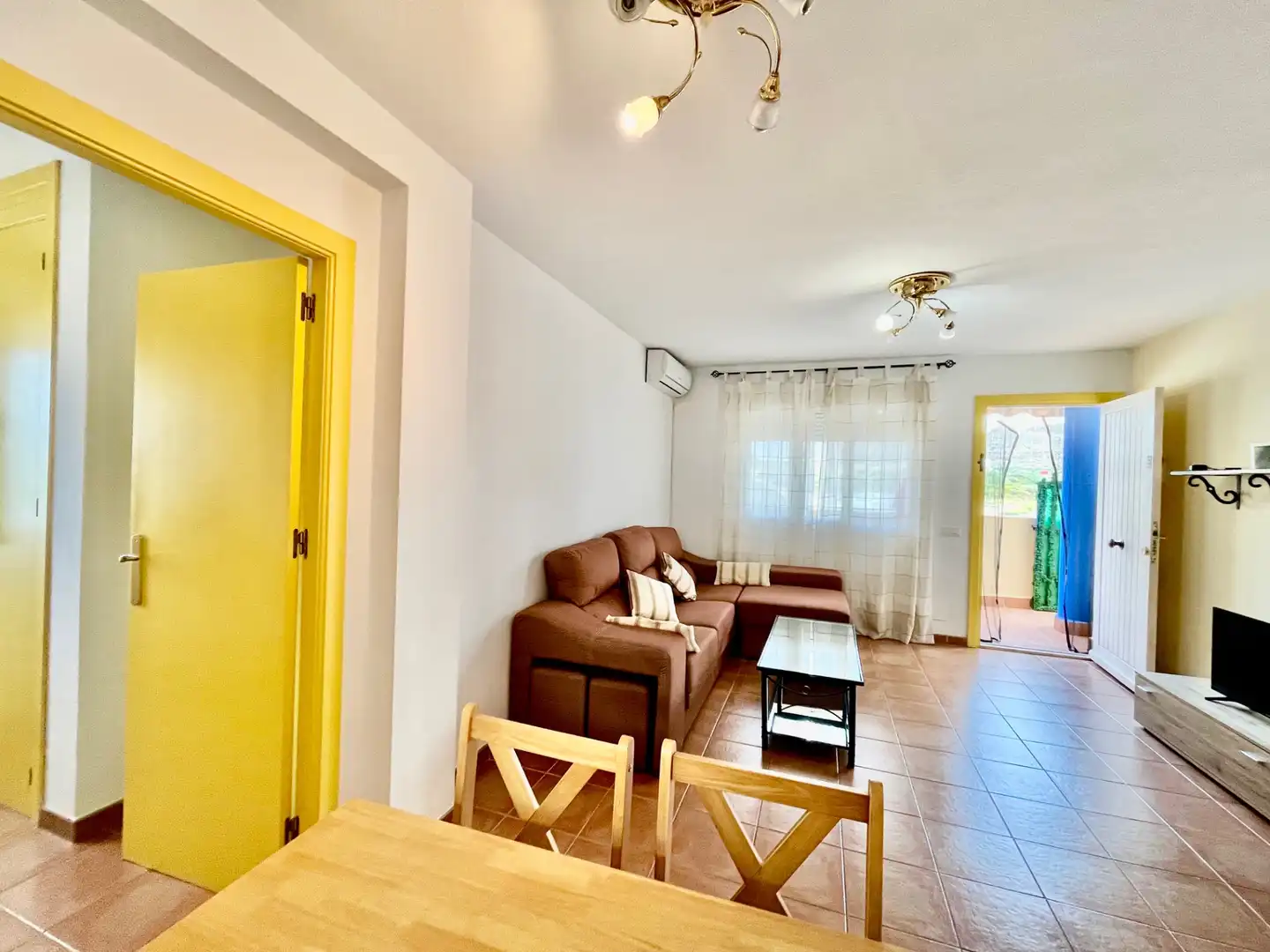 Sala d'estar de Apartament de lloguer en Garrucha amb Moblat i Piscina comunitària