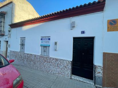 Vista exterior de Casa o xalet en venda en Fuentes de Andalucía amb Jardí privat