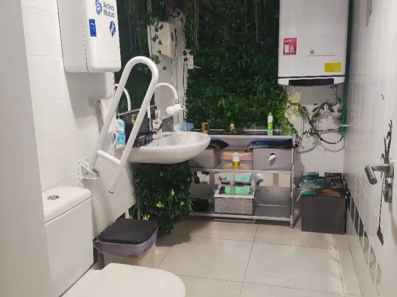Badezimmer von Geschaftsraum zum Verkauf in Torrevieja mit Klimaanlage, Heizung und Möbliert