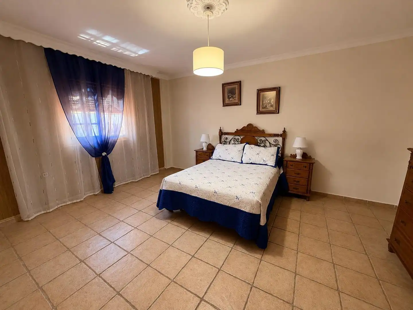 Dormitori de Casa o xalet en venda en La Línea de la Concepción amb Aire condicionat, Jardí privat i Traster