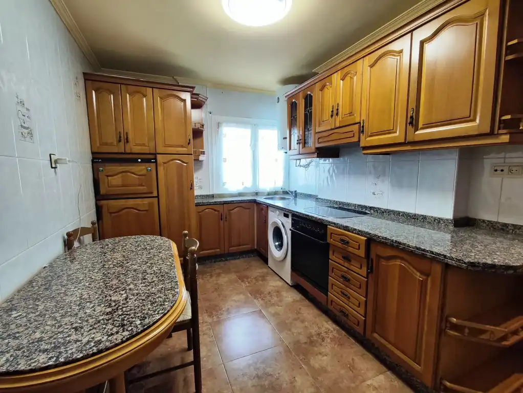 Cocina de Piso en venta en Gijón  con Calefacción, Parquet y Amueblado