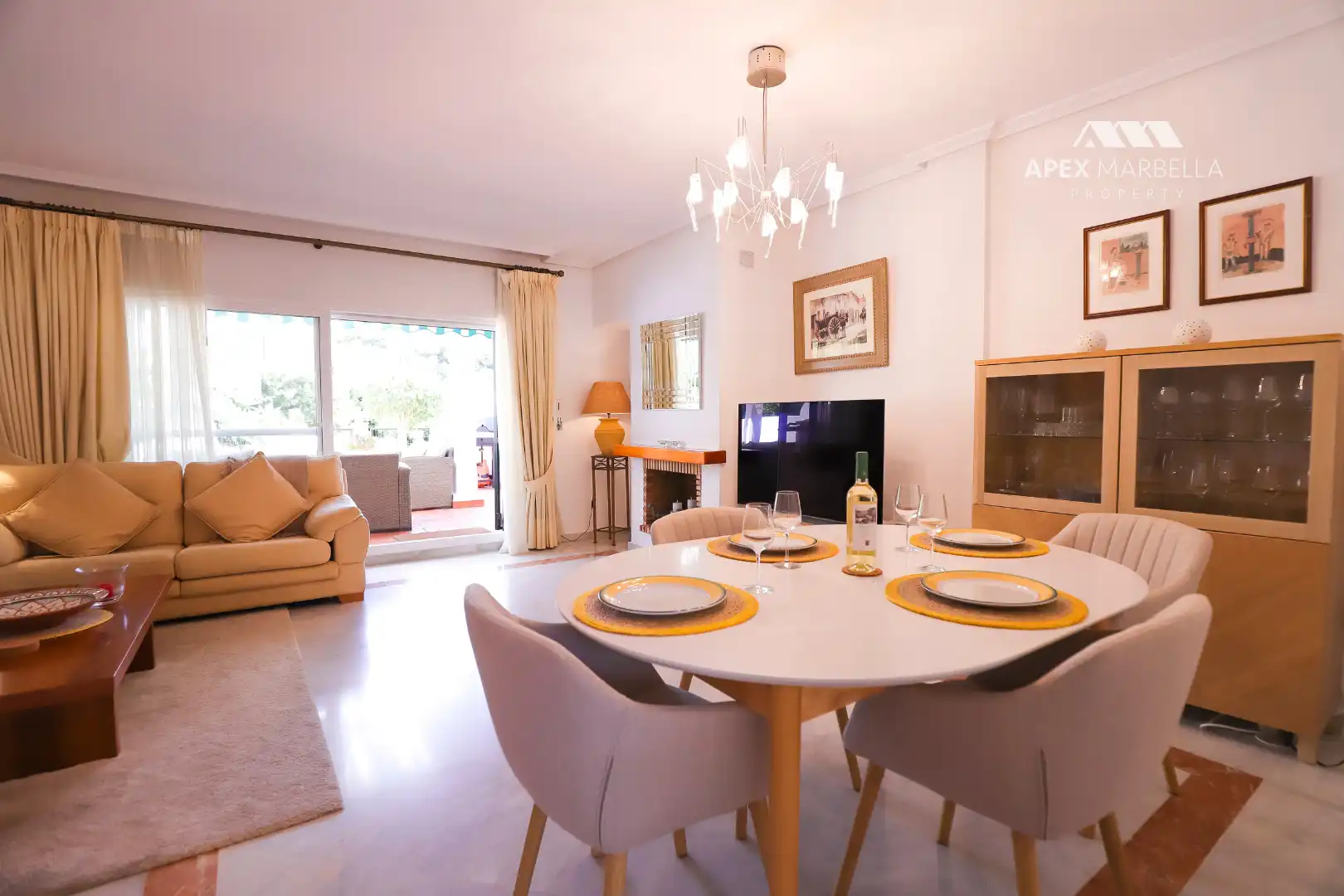 Esszimmer von Einfamilien-Reihenhaus zum Verkauf in Marbella mit Klimaanlage, Privatgarten und Terrasse