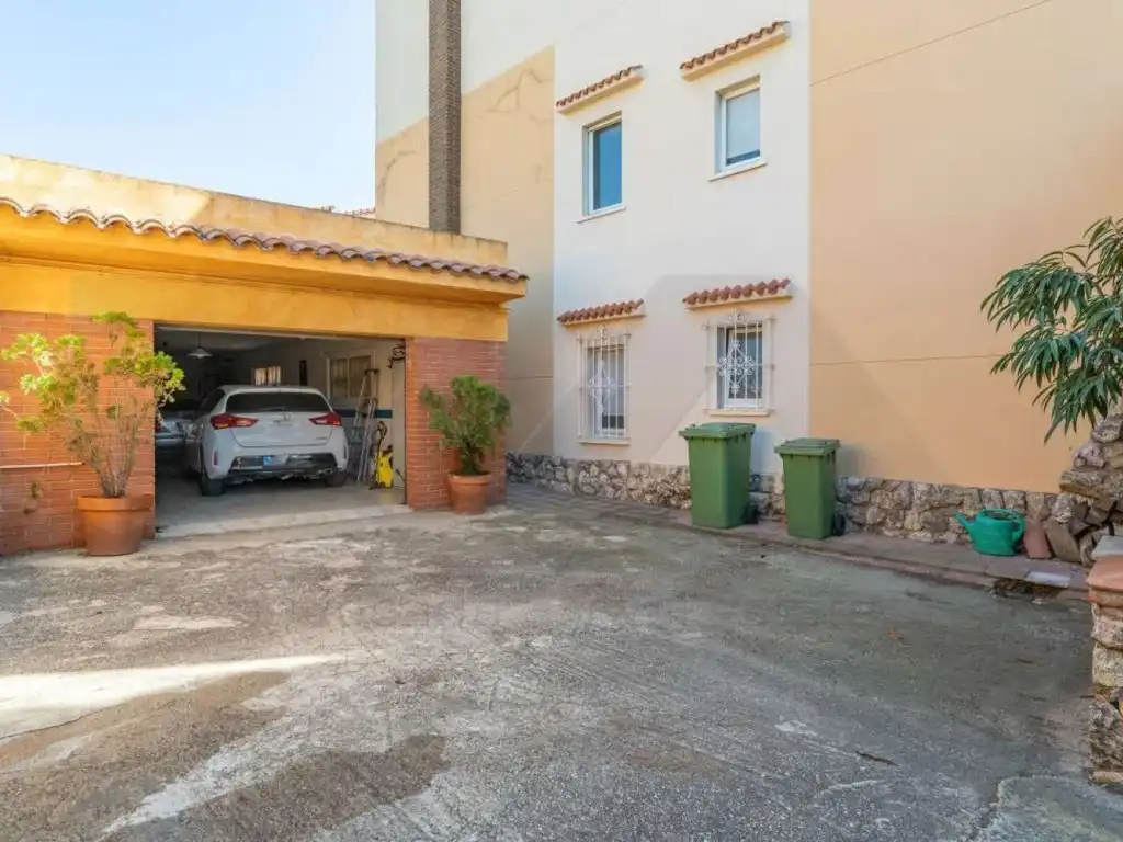Aparcament de Casa o xalet en venda en Tarragona amb Aire condicionat, Jardí privat i Terrassa
