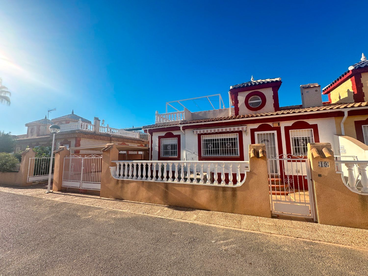 Vista exterior de Casa o xalet en venda en Orihuela amb Piscina i Moblat