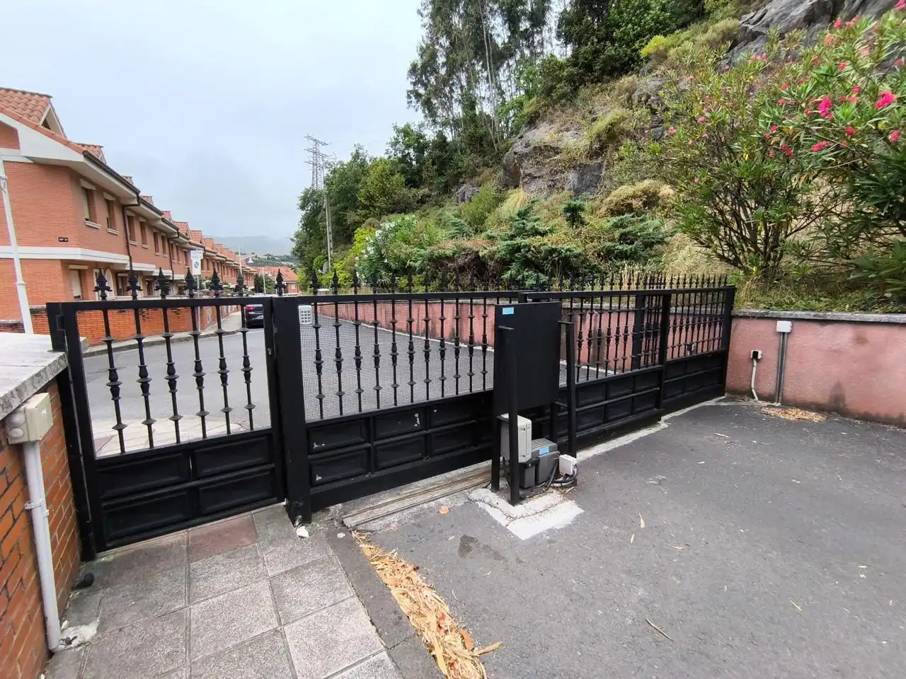 Vista exterior de Casa adosada en venta en Castro-Urdiales con Calefacción, Terraza y Balcón
