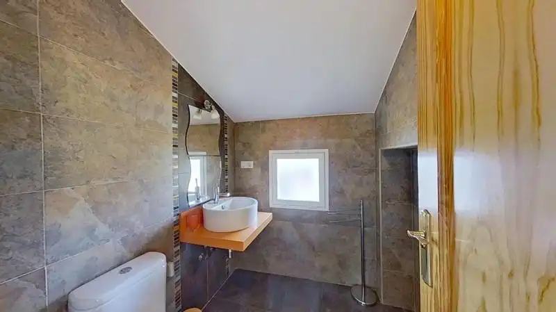 Badezimmer von Dachboden zum Verkauf in Cúllar Vega mit Terrasse und Balkon