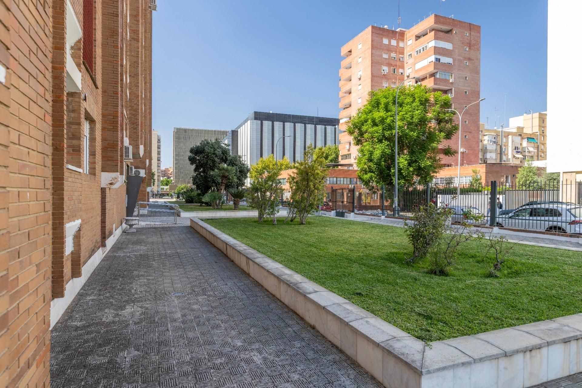 Exterior view of Flat for sale in  Sevilla Capital  with Air Conditioner, Heating and Private garden