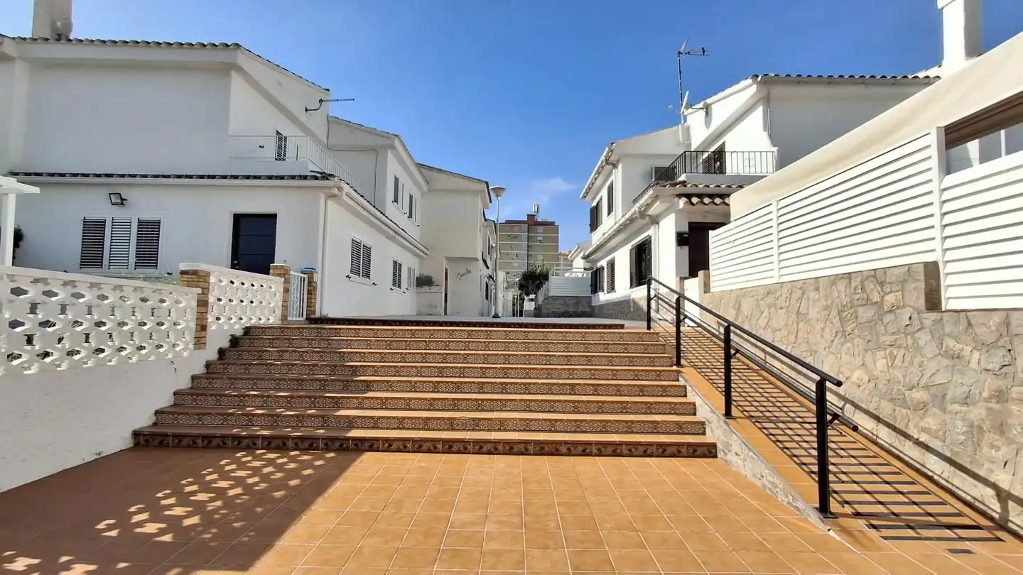 Vista exterior de Casa o xalet de lloguer en Benicasim / Benicàssim amb Aire condicionat, Terrassa i Moblat